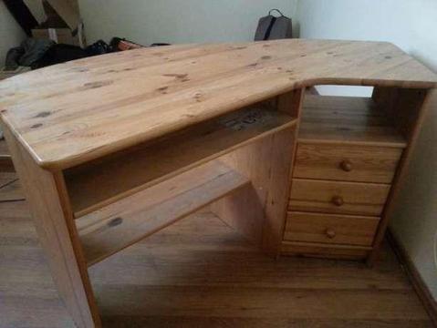 Ładne biurko narożne z drewna sosnowego