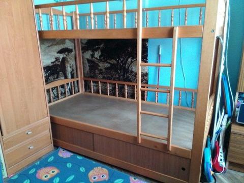 Łóżko piętrowe z dużą przesuwaną szufladą na pościel/zabawki