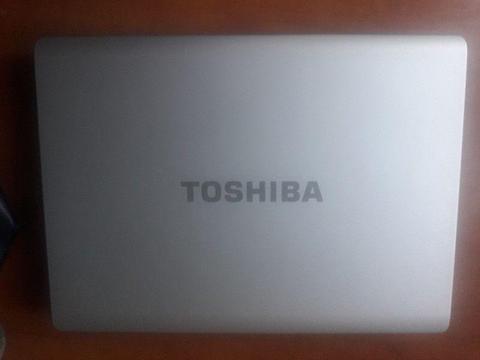 Sprzedam uszkodzony laptop TOSHIBA