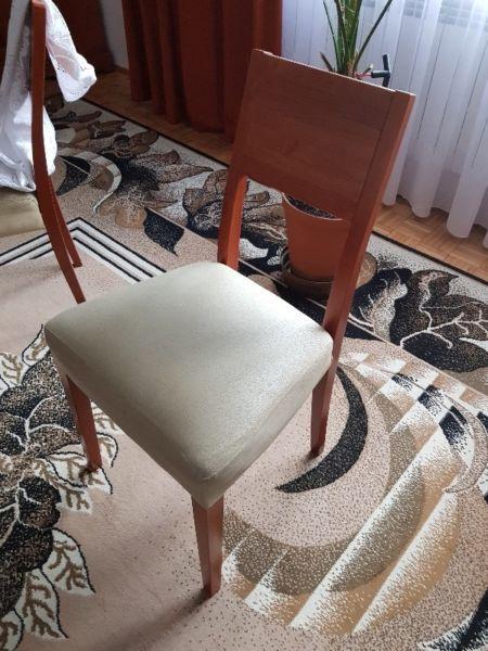 Cztery drewniane krzesła- komplet