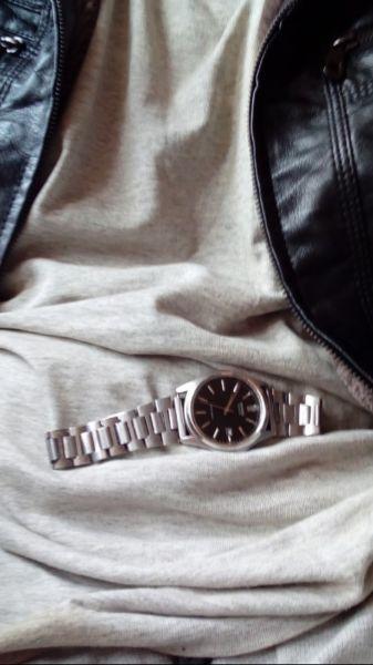 Zegarek Casio czarny z bransoletką koloru srebrny metalik