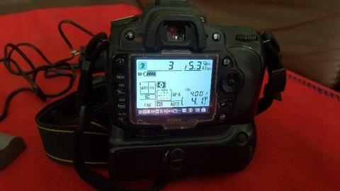 Nikon D90 + Nikkor 18-200 VR + grip!!