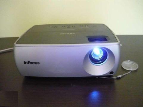 Rewelacyjny projektor InFocus IN2102EP jasność 2500Ansi w pełni sprawny działający bez wad za 960zł