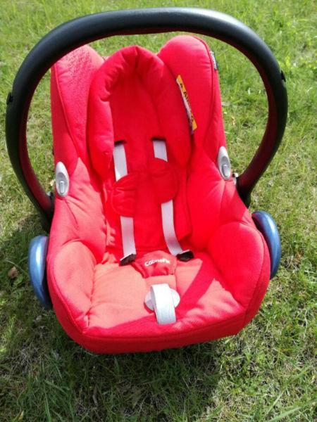 fotelik niemowlęcy MaxiCosi Cabrio - czerwony