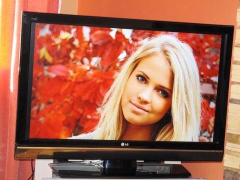 TV LG 47 cali FullHD LCD HDMI - z podstawą i pilotem - stan idealny