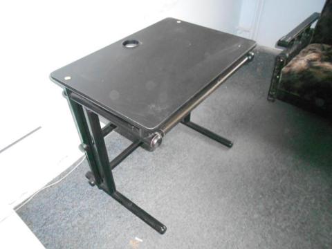 Stolik komputerowy czarny; nadaje się pod TV do biura pod drukar
