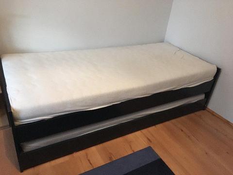 Łóżko z wysuwaną szufladą na drugie spanie z materacami