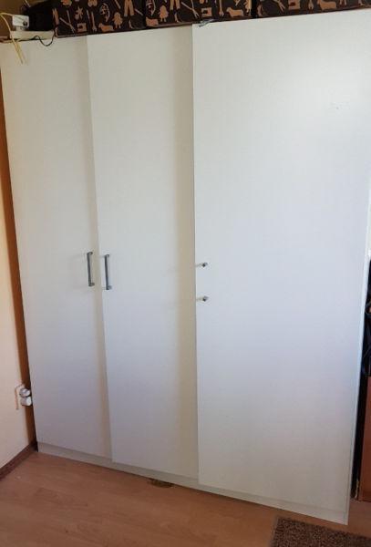 dwie szafy w kolokrze białym i komoda
