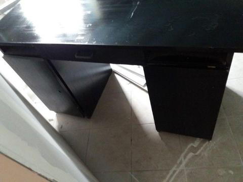 ODDAM GRATIS : biurko ( czarne ) i szafkę wiszącą