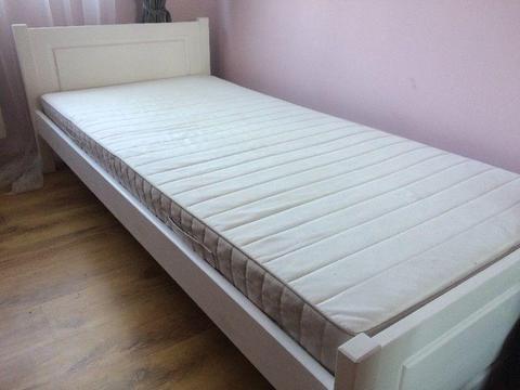 Łóżko używane 90x200 białe z materacem w dobrym stanie