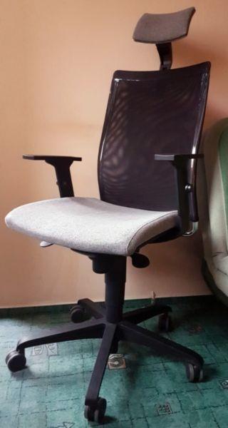 Fotel biurowy Nowy Styl Intrata 13HR + GRATIS
