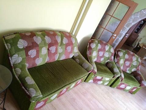 Dwuosobowa sofa i dwa fotele