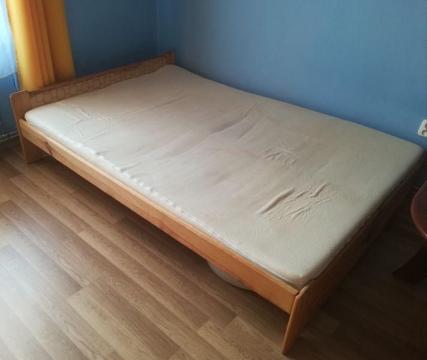 Łóżko sosnowe z materacem i pokrowcem 200 x 140