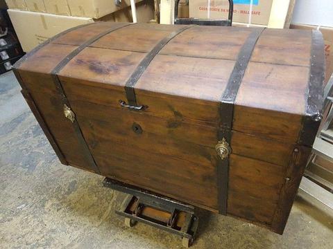 Stary stylowy kufer po renowacji
