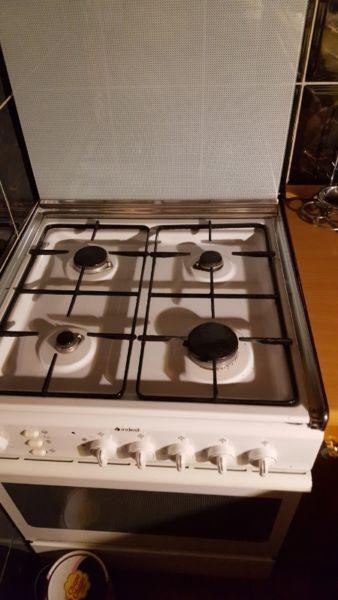 Kuchnia gazową Indesit z funkcją rożna