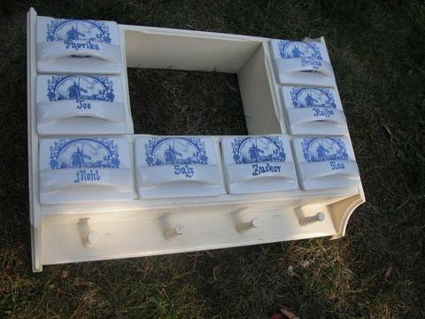 stara szafka z porcelanowymi szufladami