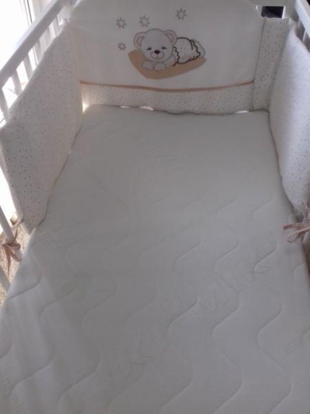 Łóżeczko białe piękne komplet pościeli z materacem