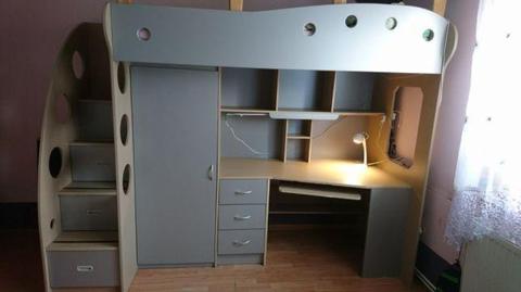 Łóżko Jysk z szafą, biurkiem i szufladami w schodkach