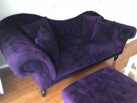 Wygodna sofa tapicerowana w bardzo dobrym stanie z pufą