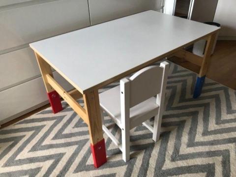 Regulowany stolik dla dziecka