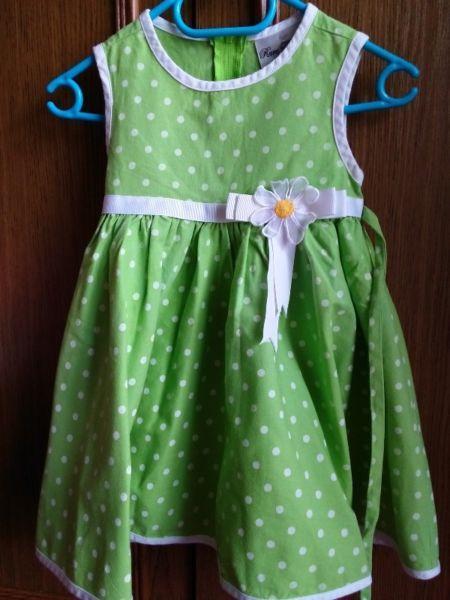 Śliczna sukienka pistacjowa w groszki dla 4-latki