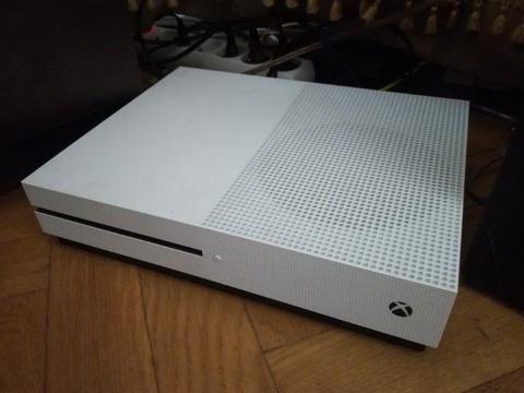 Xbox One S + 2 Pady. Stan bardzo dobry