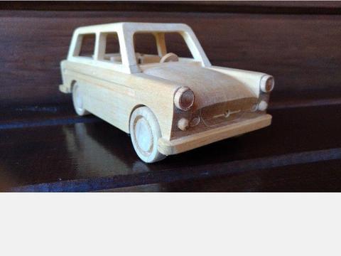 Drewniany samochód osobowy - Trabant kombi