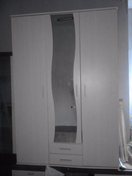 Szafa 3-drzwiowa z lustrem