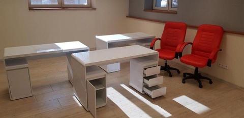 Sprzedam meble biurowe używane: zestaw trzech białych biurek 135 x 60 oraz dwa krzesła biurowe