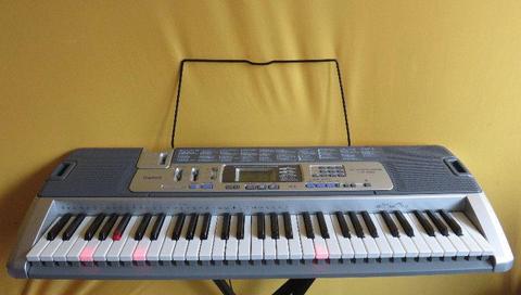 Keyboard CASIO LK-100 z podświetlanymi klawiszami oraz MIDI