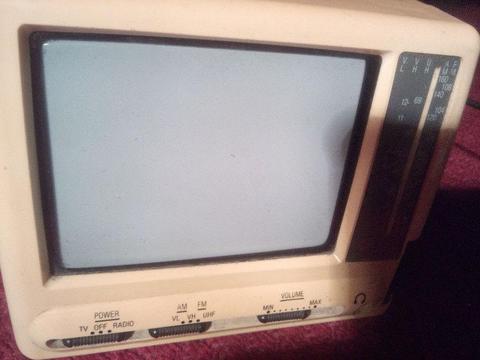 Stary mini telewizorek