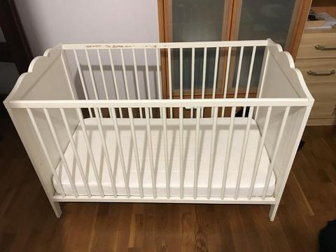 używane łóżeczko dziecięcie z materacem