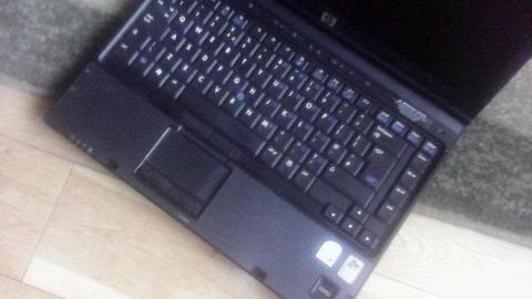 Laptop HP Compaq nc 6400 z oryginalnymi akcesoriami - uszkodzony