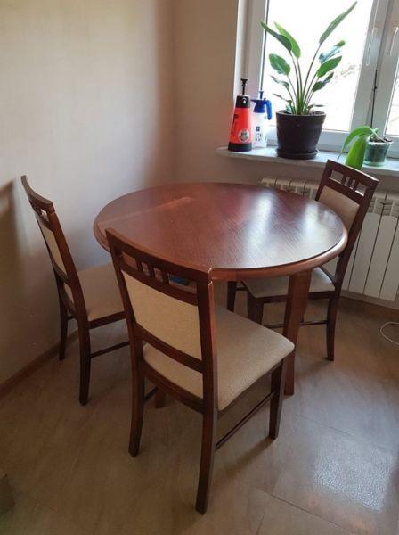 Stół i cztery krzesła