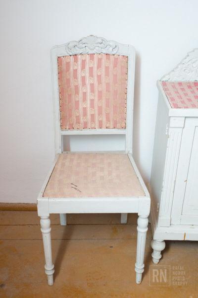 Białe krzesło w stylu ludwikowskim