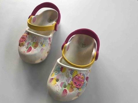 Crocsy - oryginalne letnie buty dla dziewczynki