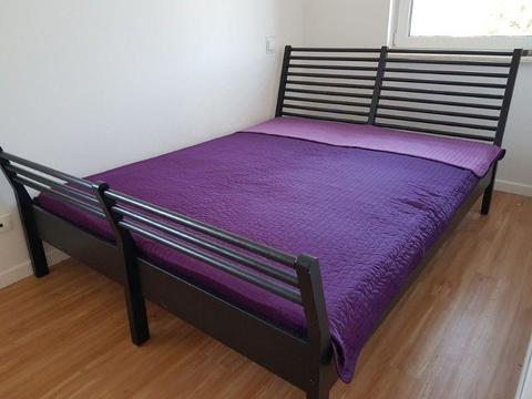 Sprzedam łóżko drewniane czarne Ikea 160x200 + stelaż + materac