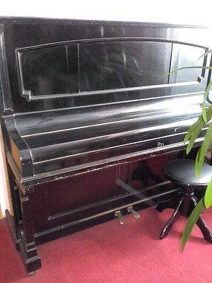 Właściciel sprzeda pianino