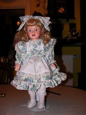 zadbana lalka porcelanowa 42cm stojak