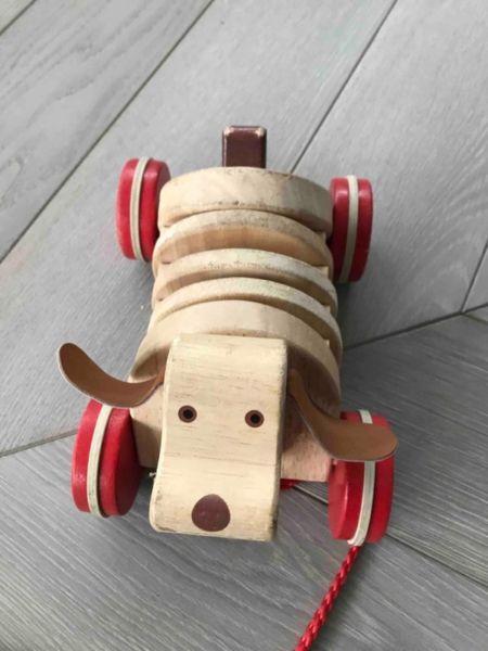 Drewniany pies-zabawka, do ciągnięcia na sznurku