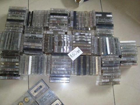 Kasety magnetofonowe około 200 kaset nie wiem czy i co na nich jest i 50 opisanych