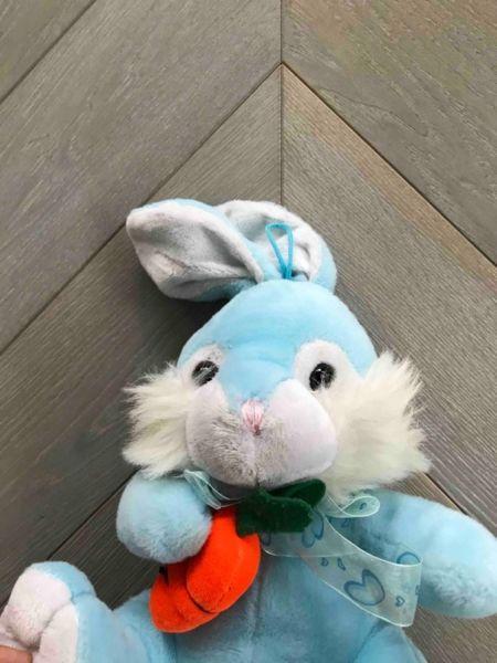 Pluszowy królik - zabawka dla dziecka