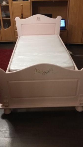 różowe łóżko dla dfziewczynki z litego drewna