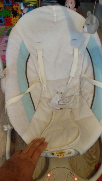 Huśtawka leżaczek bujaczek wibracje muzyka