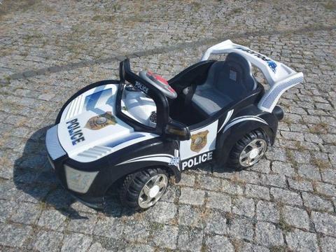 Samochód policyjny na akumulator