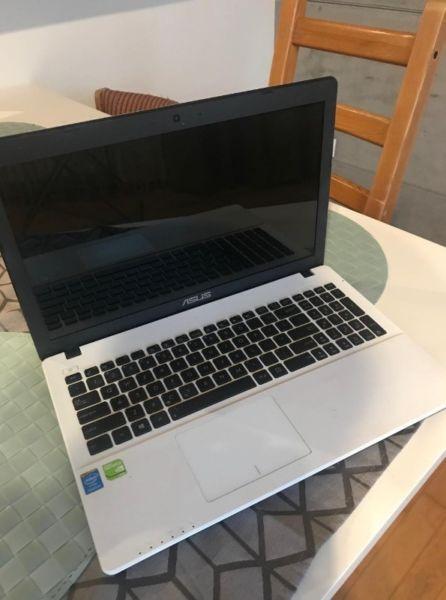 Laptop ASUS R513E biały