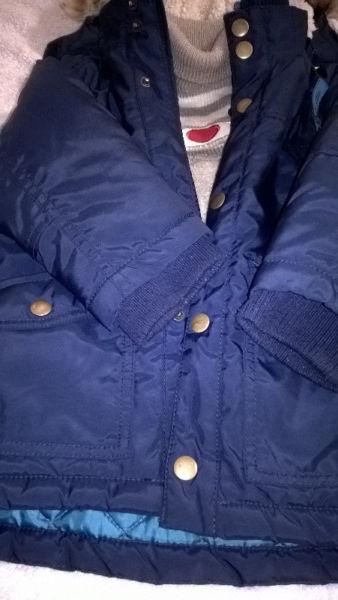 sprzedam ciepłą zimową kurtkę dla chłopca rozmiar 92, w kolorze granatowym, firmy H&M