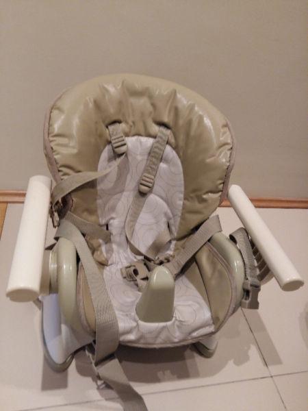 Fotelik do karmienia Fisher Price 'Space Saver'