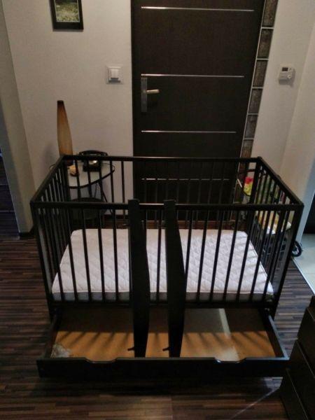 łóżeczko dziecięce z funkcją kołyski