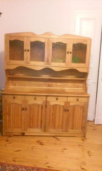 Drewniany kredens, zgrabny i funkcjonalny